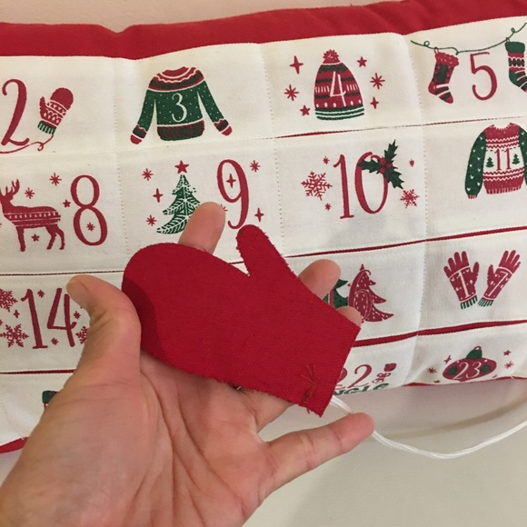 CHRISTMAS COUNTDOWN ADVENT CALENDAR THROW PILLOW W/ MITTEN CHARM - Picture 5 of 10